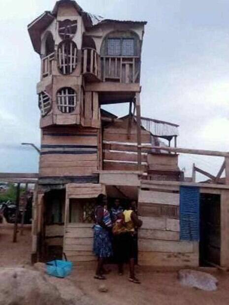 A 'mansão' de madeira foi construída na região de Brong-Ahafo, em Gana