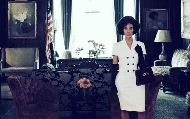 Kim Kardashian encarna Jacqueline Kennedy em ensaio para a revista americana 