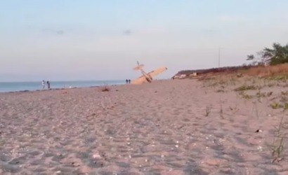 Avião faz pouso de emergência em praia 