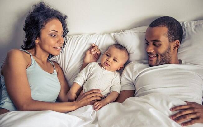 Para dormir junto com seu bebê em segurança é preciso adotar algumas práticas, como manter o espaço ao redor dele livre