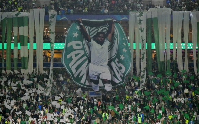 Torcida do Palmeiras estende bandeirão para Endrick no empate em 0 a 0 com o San Lorenzo nesta quinta-feira, no Allianz Parque, pela Copa Libertadores