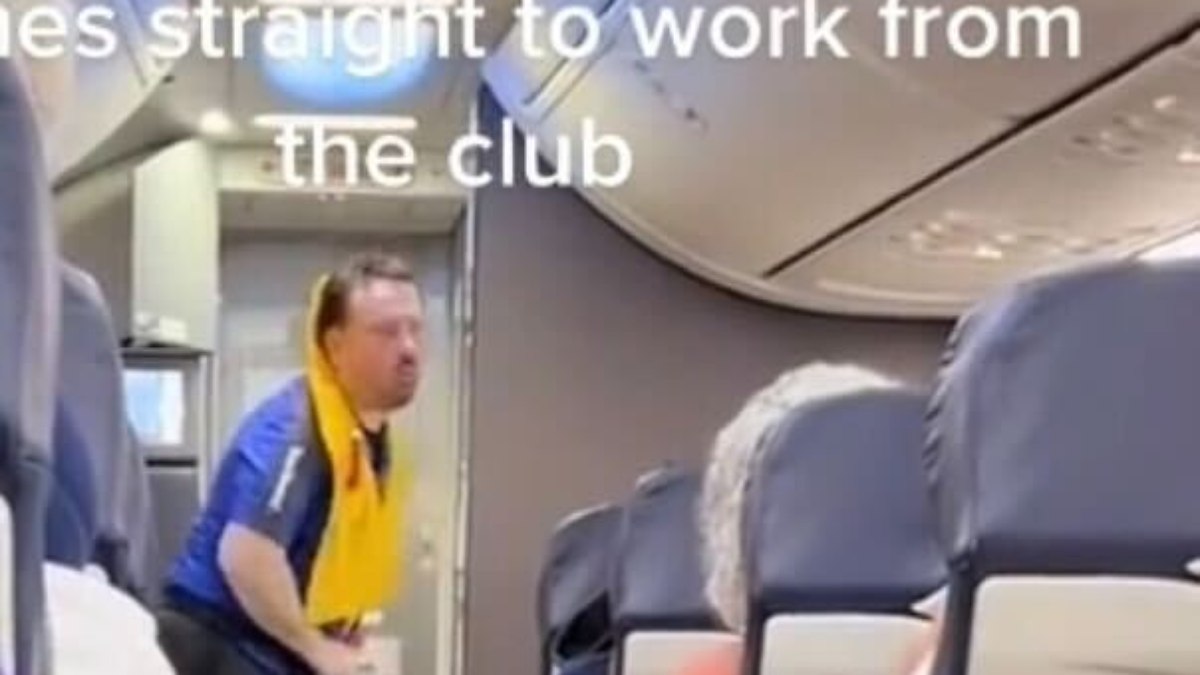 Comissário dança em avião e viraliza 