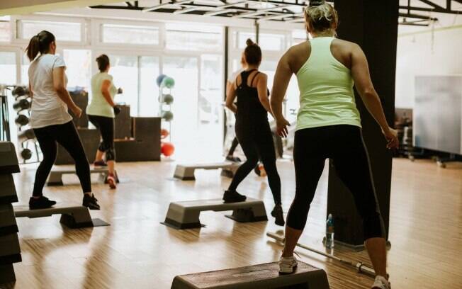 HIIT, atividades em grupo e exercícios que podem ser feitos em qualquer lugar estão entre as tendências fitness