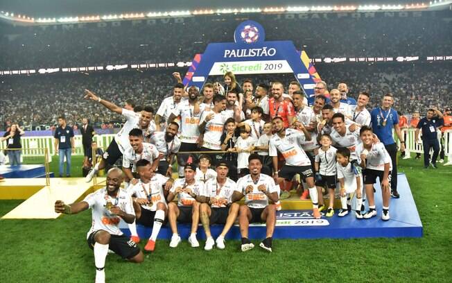 Jogadores do Corinthians com a taça do Campeonato Paulista 2019