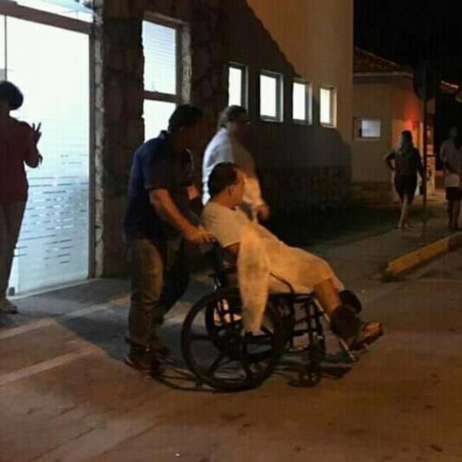 Tony Ramos recebeu alta e saiu do hospital de cadeira de rodas