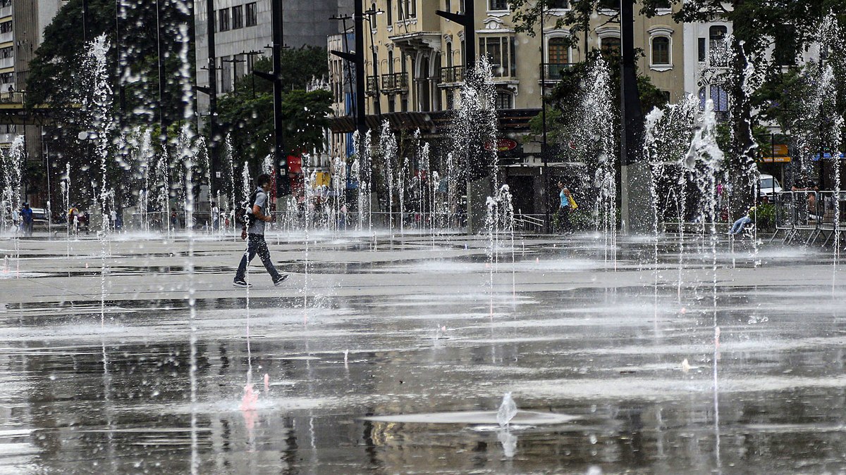 Com as altas temperaturas, populares se refrescam nas fontes do Vale do Anhangabaú