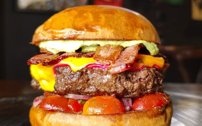 M. Beef lança “Cirice”, burger do mês com queijo gouda e salada a base de manjericão limão e mel M. Beef lança “Cirice”, burger do mês com queijo gouda e salada a base de manjericão limão e mel