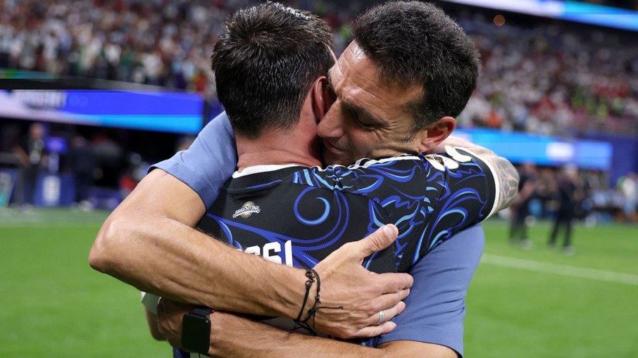 Lionel Messi e Lionel Scaloni após a classificação sobre a Inglaterra