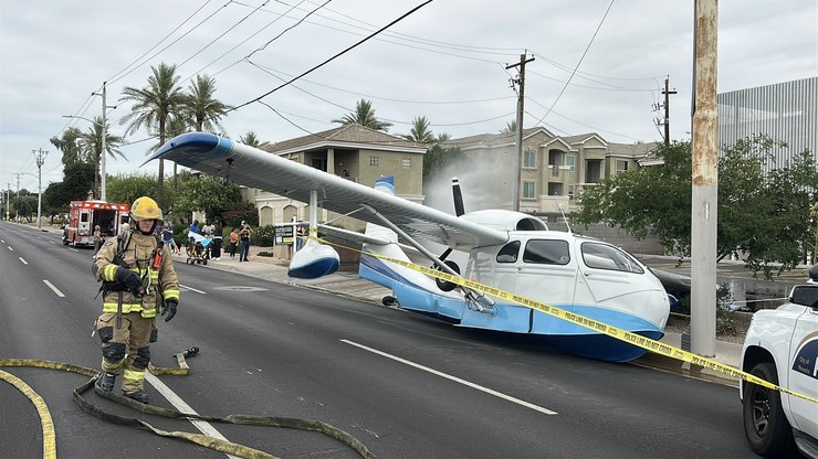 Avião faz pouso forçado em rua e três têm ferimentos leves