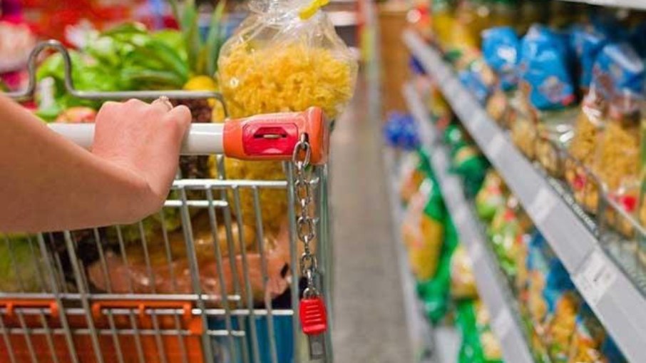 Mulher faz compras no supermercado