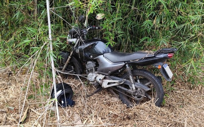 Polícia Rodoviária encontra moto furtada escondida em bambuzal às margens da WL Polícia Rodoviária encontra moto furtada escondida em bambuzal às margens da WL