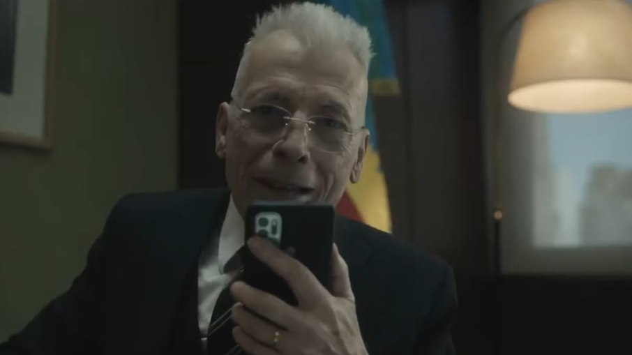 O ator Gerardo Romano em Na lama