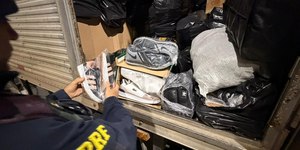 Tênis falsificados que iriam para Aparecida (SP) são apreendidos