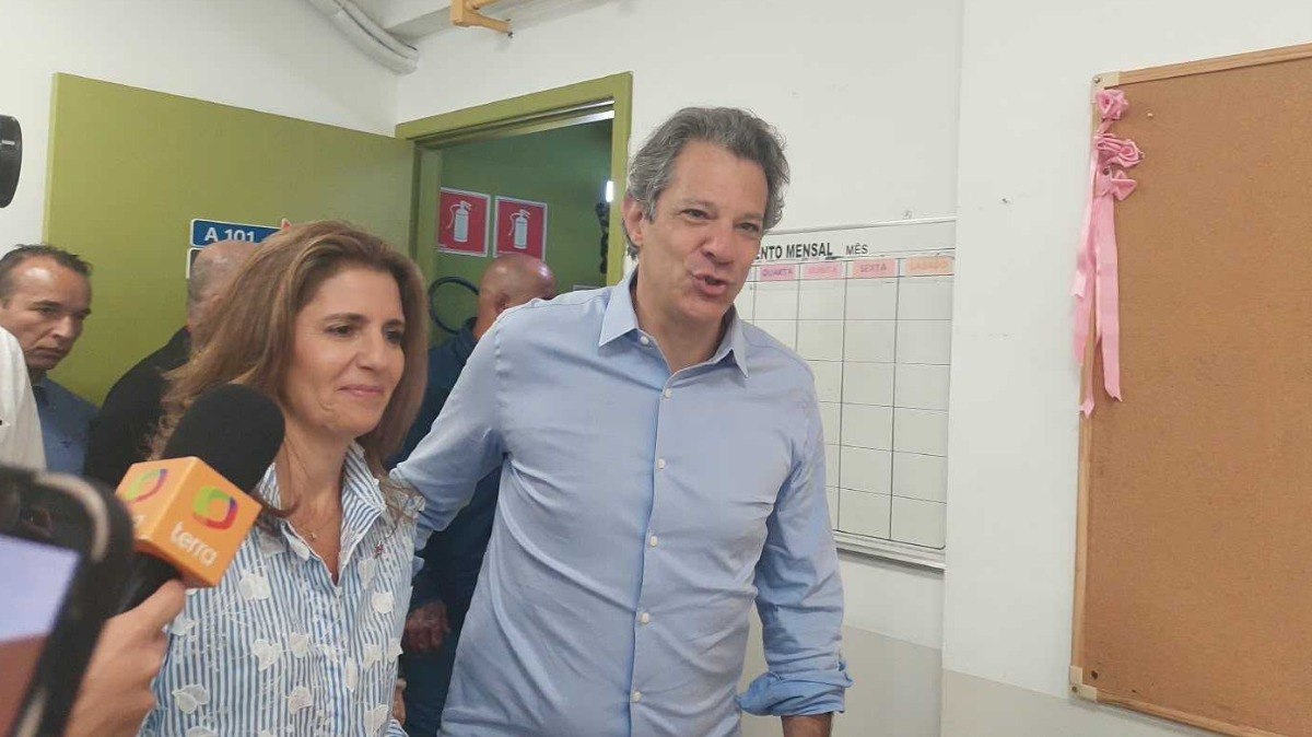 Na espera de recurso sobre candidatura, Garotinho vota no Rio