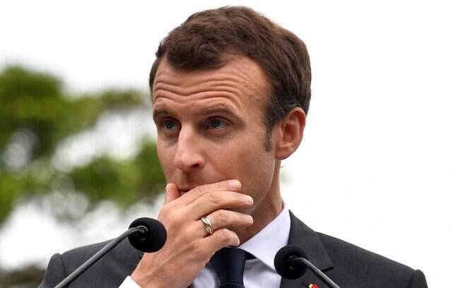 Emmanuel Macron deve se encontrar com ministros para discutir a situação do país neste domingo, em Paris
