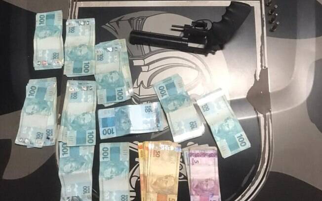 Mais de R$ 10 mil em dinheiro foram apreendidos pela PM de Goiânia junto com revólver de calibre 38, que estava irregular
