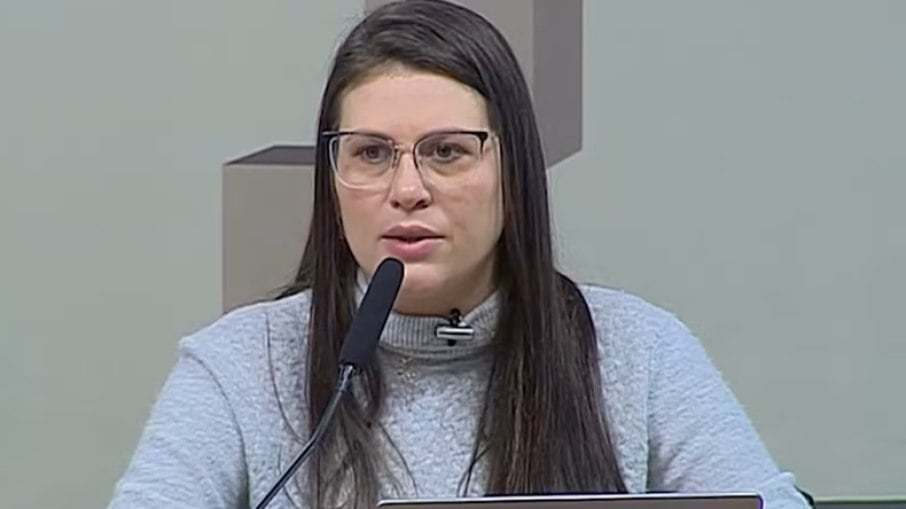 Bárbara Destefani durante audiência no Senado nesta quarta-feira (30)