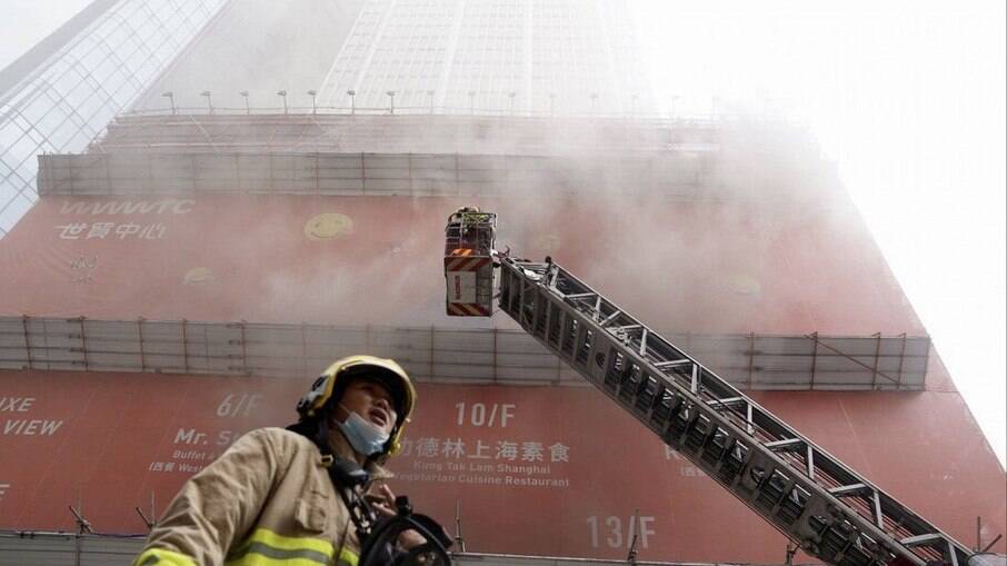 Hong Kong: Incêndio deixa 300 pessoas presas em telhado de prédio