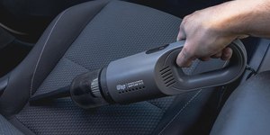 Aspirador para carro faz sucesso por menos de R$ 100; compensa?