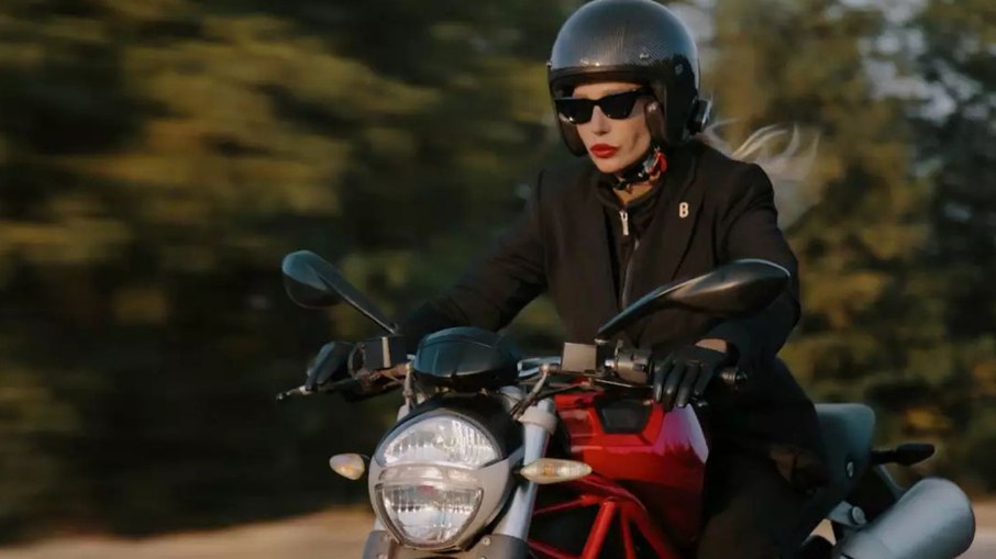 Marca lança blazer para motociclistas mulheres com Classe A