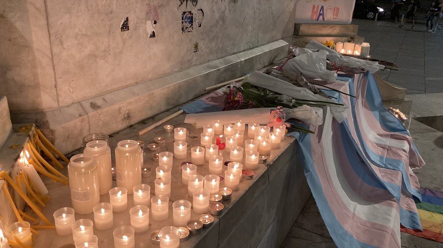Memorial montado para homenagear jovem trans de 18 anos, vitima de assassinato na Sérvia