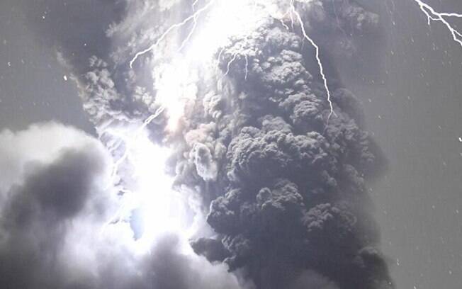  Vulcão Sakurajima no momento de sua erupção sofre sofrendo a tempestade elétrica