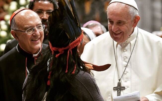 A declaração foi dada durante a abertura da Assembleia Especial do Sínodo dos Bispos para a Região Pan-Amazônica Papa Francisco com indígena