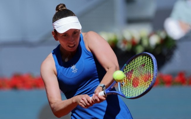 A bielorrussa Ayrna Sabalenka devolve a bola para a belga Elise Mertens na Caja Mágica em 27 de abril de 2025 A bielorrussa Ayrna Sabalenka devolve a bola para a belga Elise Mertens na Caja Mágica em 27 de abril de 2025