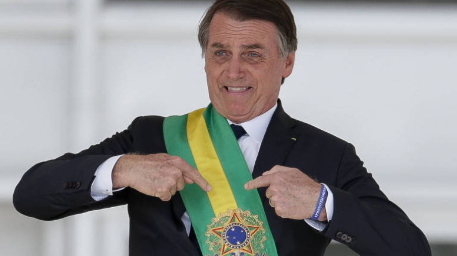 Bolsonaro usando a faixa presidencial