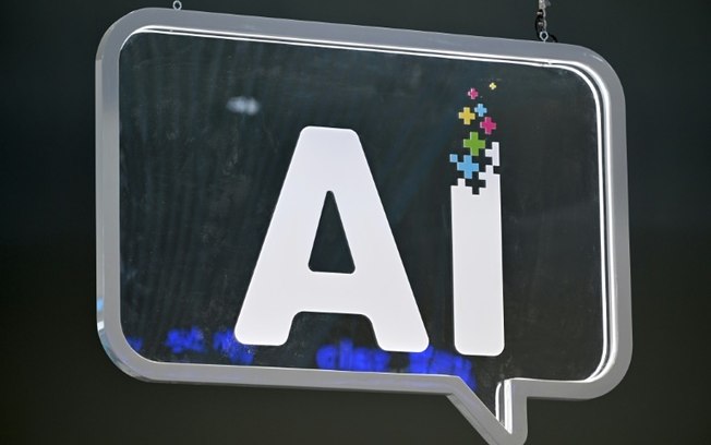 Um logotipo de Inteligência Artificial (IA) no Mobile World Congress em Barcelona, 27 de fevereiro de 2024