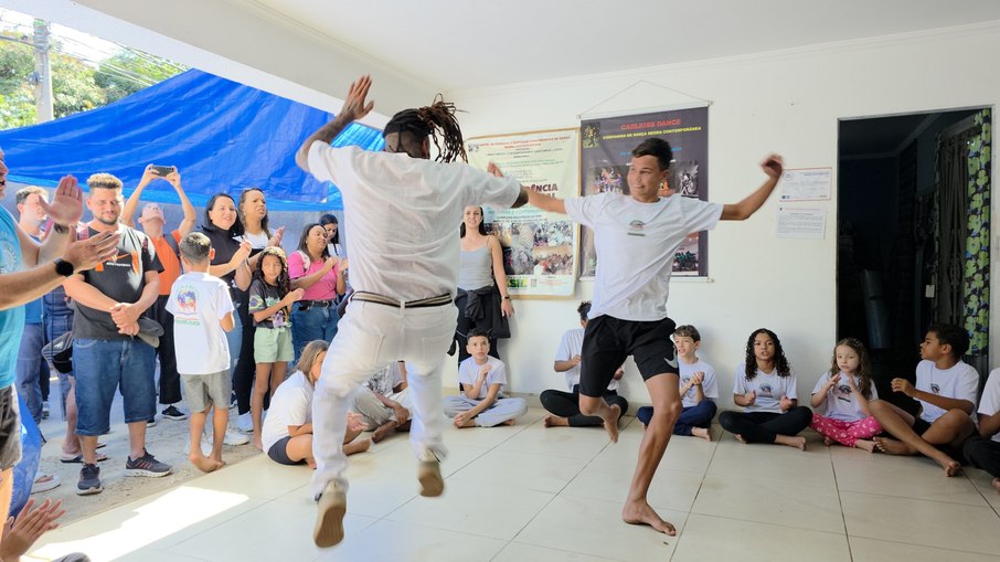 Capoeira Angola é uma manifestação que une dança, luta, música e filosofia Capoeira Angola é uma manifestação que une dança, luta, música e filosofia