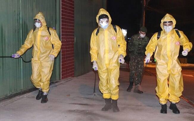 Agentes fazendo a desinfecção de Unidades Básicas de Saúde em Sorocaba