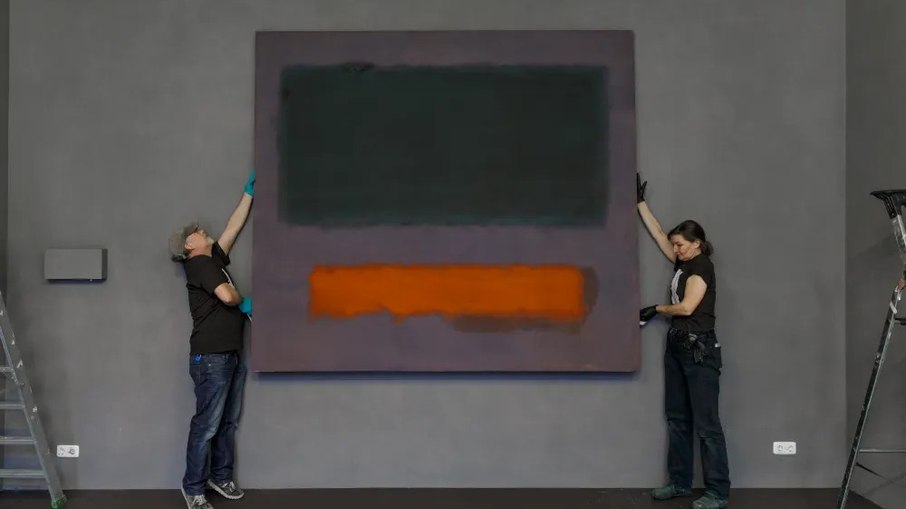 Manipuladores de arte instalam Grey, Orange on Maroon, No. 8, de Mark Rothko, no Stedelijk Museum, Amsterdã, 2019. Manipuladores de arte instalam Grey, Orange on Maroon, No. 8, de Mark Rothko, no Stedelijk Museum, Amsterdã, 2019.