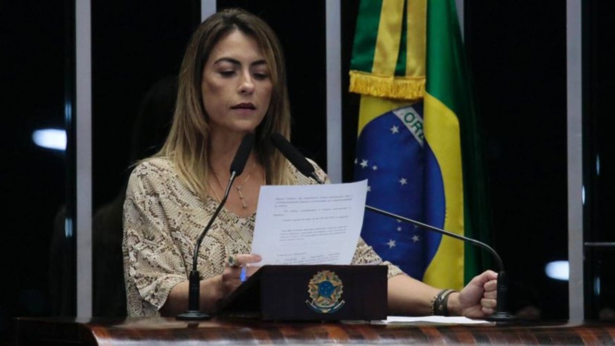 'Tchutchuca com outros homens', rebate Soraya sobre Bolsonaro