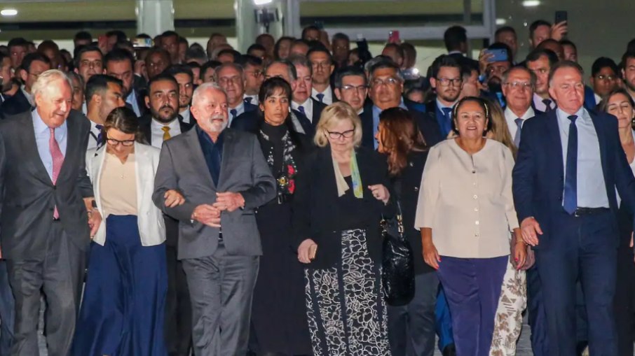 Lula e ministros caminhando simbolicamente nos prédios destruídos por vândalos em 8 de janeiro