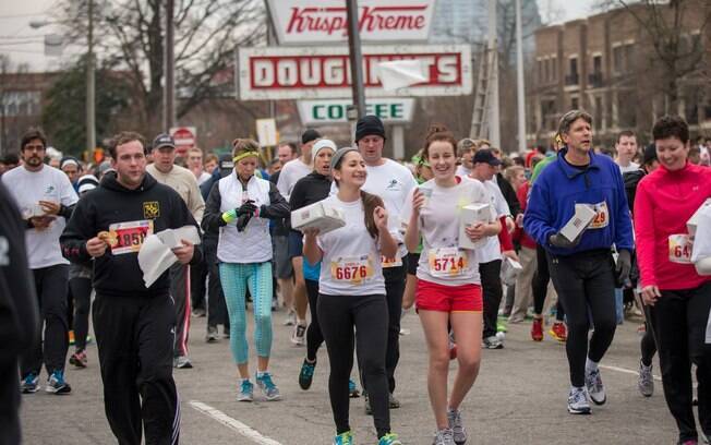Os atletas correm 4 km até a loja Krispy Kreme