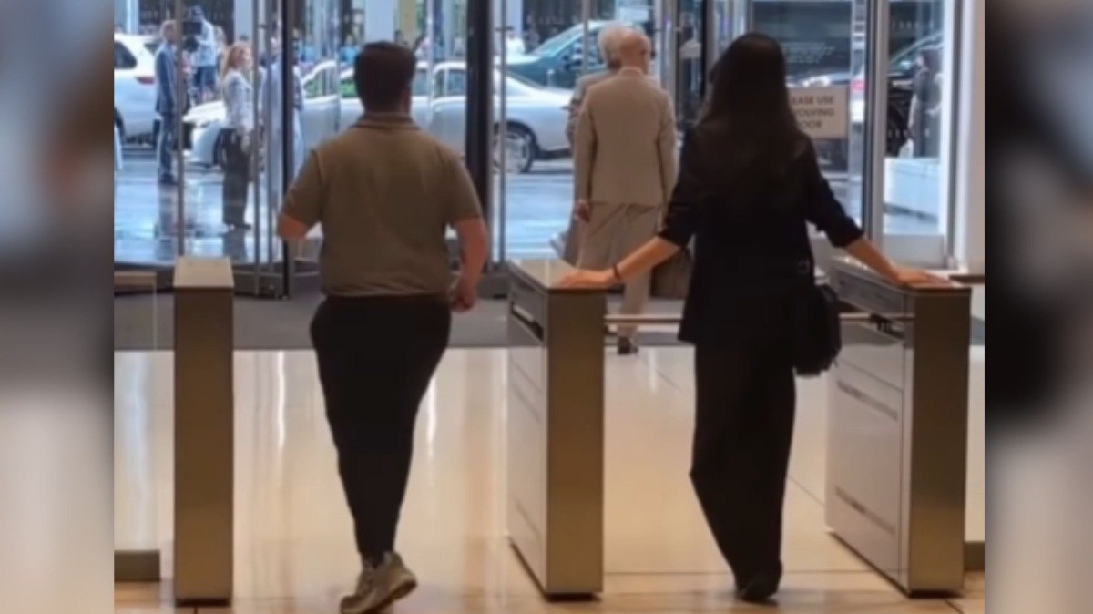 Sem perceber, homem invade gravação de "O Diabo Veste Prada 2"