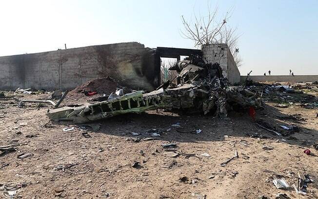 Destroços do avião que caiu no Irã