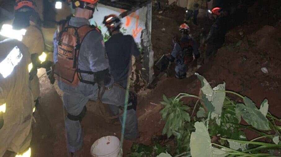 Corpo de Bombeiros faz busca por vítimas após chuvas em São Paulo