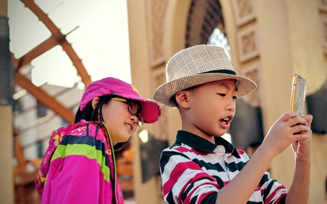 Como lidar quando o seu filho é o único sem celular da turma?