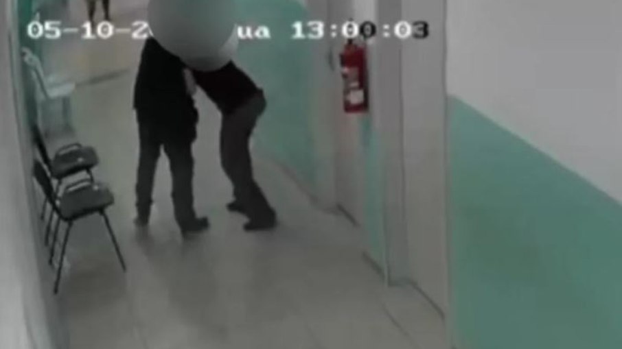 Câmera registrou momento em que médico agarra enfermeira