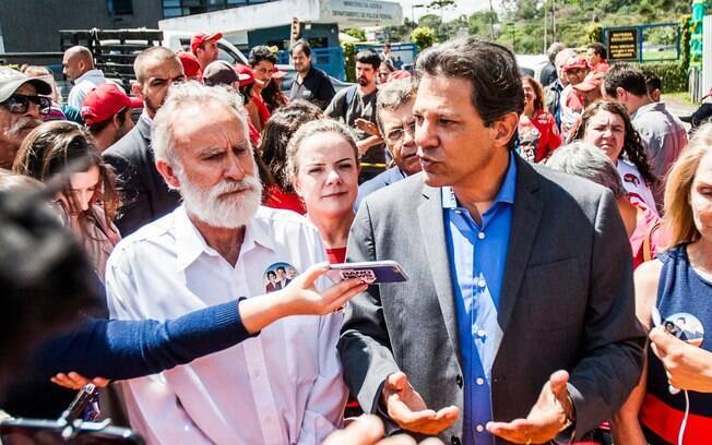 Numa mistura da campanha 'Lula livre' e da campanha 'Haddad presidente', o candidato petista tem visitado Lula em Curitiba