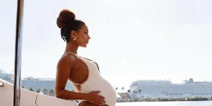 Grávida, Brunna Gonçalves exibe barrigão em fotos na web