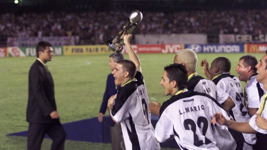 Luizão carregando o troféu do Mundial de Clubes de 2000, vencido pelo Corinthians