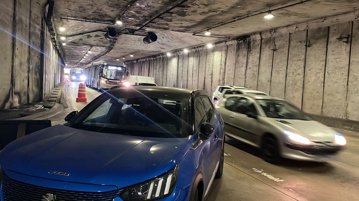 Carro bloqueou faixa do túnel do Vale do Anhangabaú, em São Paulo
