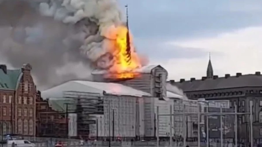 Prédio da Bolsa de Valores pega fogo em Copenhage