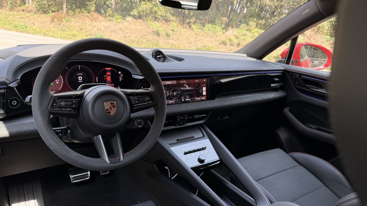 Cockpit do Macan GTS mantém foco no motorista e oferece diferentes modos de condução