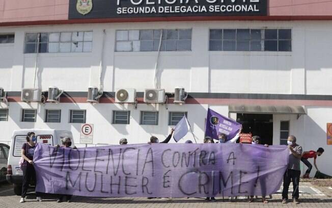 Manifestação reúne mulheres em frente à DDM de Campinas
