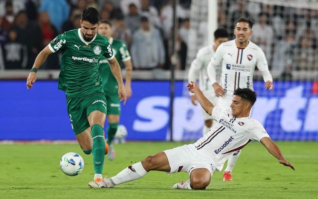 Vitor Roque em ação pelo Palmeiras contra a LDU em 2025 Vitor Roque em ação pelo Palmeiras contra a LDU em 2025