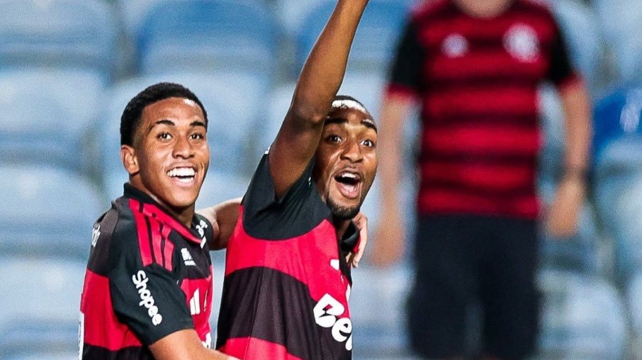 Lorran comemora o gol marcado com Joshua Lorran comemora o gol marcado com Joshua